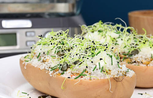 GEDÜNSTETER BUTTERNUSSKÜRBIS GEFÜLLT MIT HÜHNERBRUST UND GEMÜSE