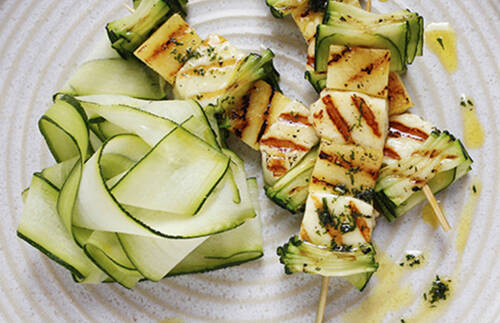 GEGRILLTE HALLOUMI & ANANAS-SPIESSE MIT MINZE & LIMETTENGLASUR