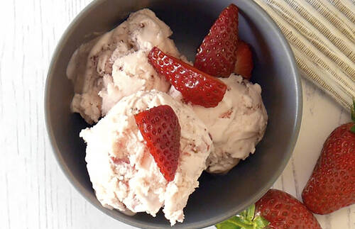 CRÈME GLACÉE AUX FRAISES FRAÎCHES