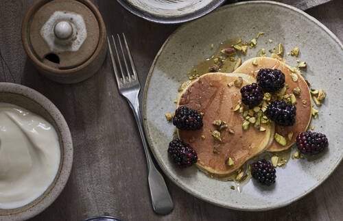 PFANNKUCHEN MIT BROMBEEREN UND PISTAZIEN