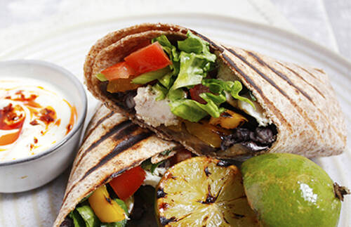 BURRITOS DE POULET & HARICOTS NOIRS, FETA & SALSA