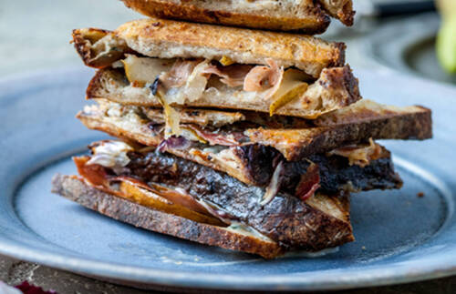 TOAST MIT GORGONZOLA, PROSCIUTTO, BIRNE UND RADICCHIO