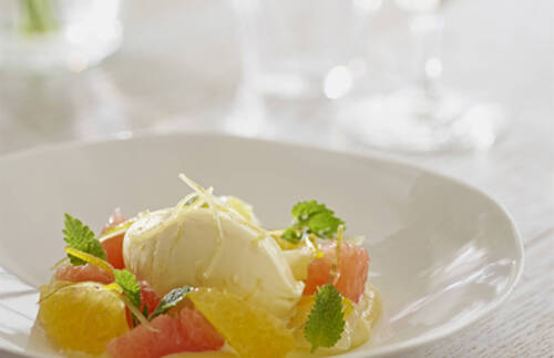 CRÈME GLACÉE AU CITRON AVEC AGRUMES ET ZESTES DE CITRON