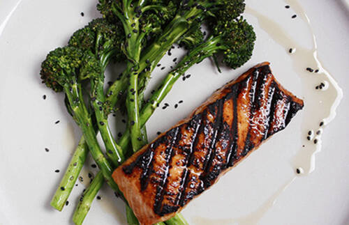 GEGRILLTER SOJA & MISO LACHS MIT LIMETTE & SESAM-BROKKOLI
