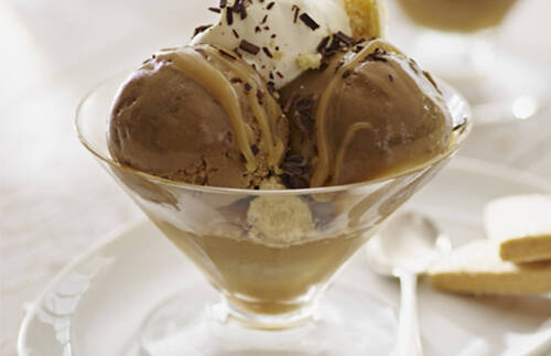 DOUBLE ESPRESSO AVEC CRÈME CHANTILLY, CHOCOLAT NOIR ET SABLÉS