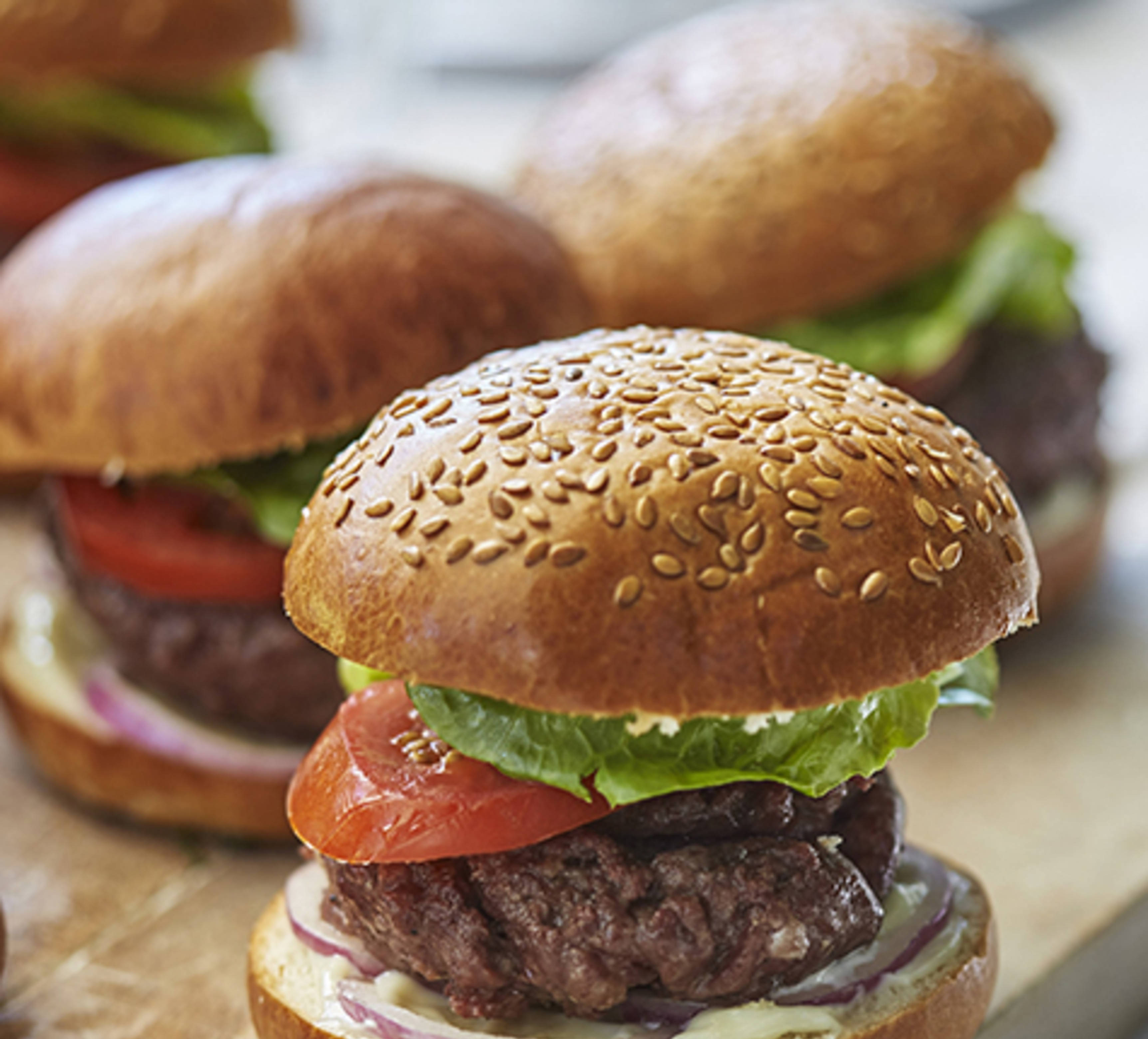 RINDFLEISCH-BURGER MIT KNOBLAUCH-MAYONNAISE