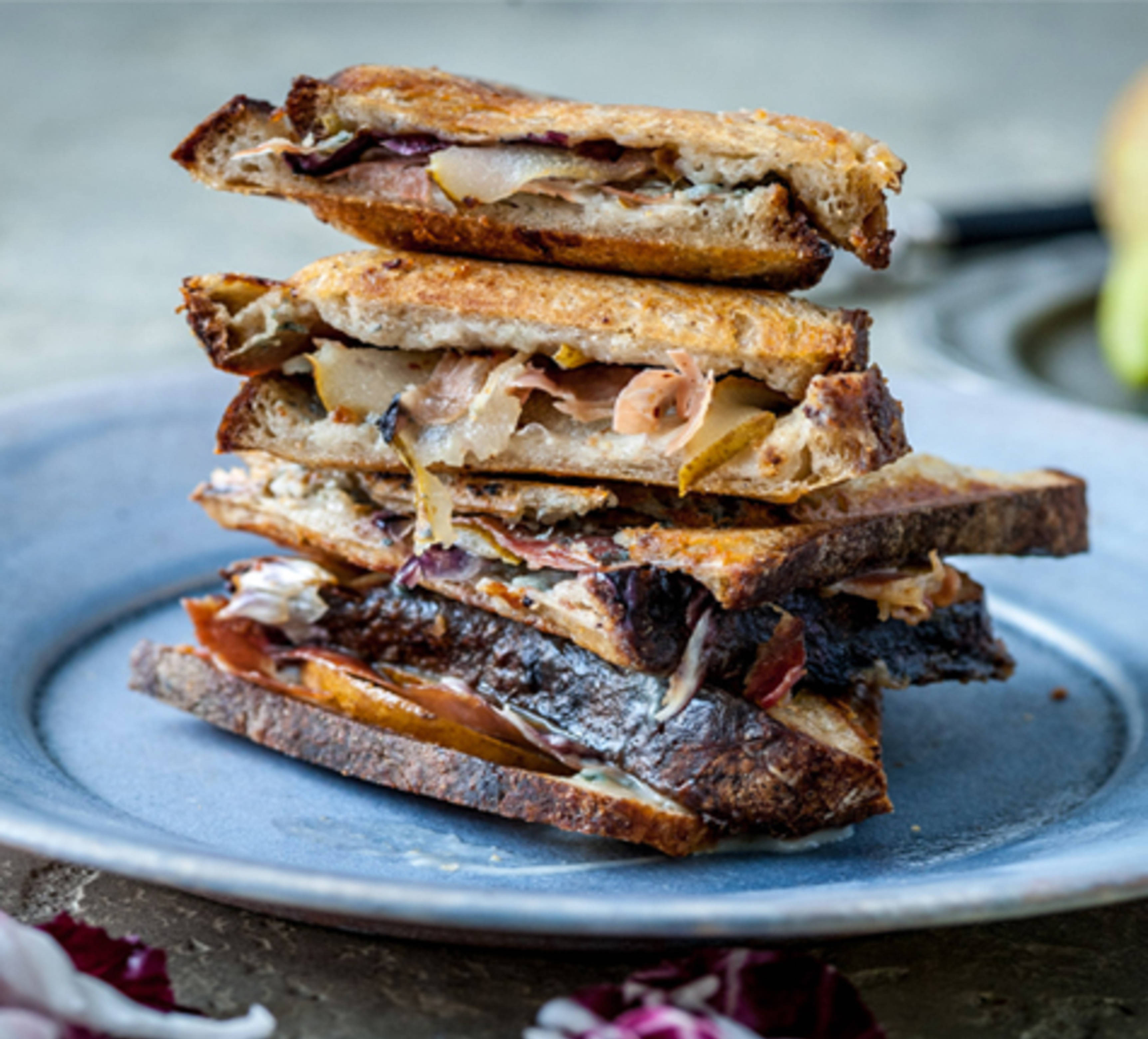 TOAST MIT GORGONZOLA, PROSCIUTTO, BIRNE UND RADICCHIO